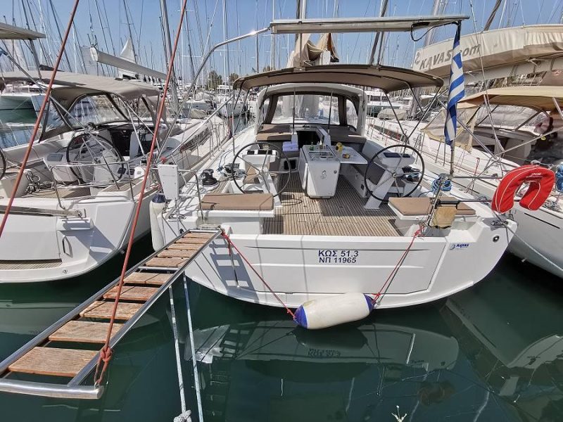 Jedrenje Grcka. Jedrilica Beneteau Oceanis 51.1 u Alimos marini.