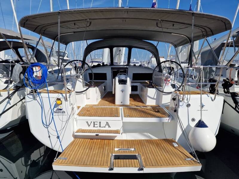 Jeanneau Sun Odyssey 440 jedrilica vezana u Biogradu. Jedrenje u Hrvatskoj.