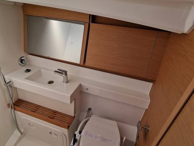 Jeanneau Sun Odyssey 440 jedrilica vezana u Biogradu. Jedrenje u Hrvatskoj.