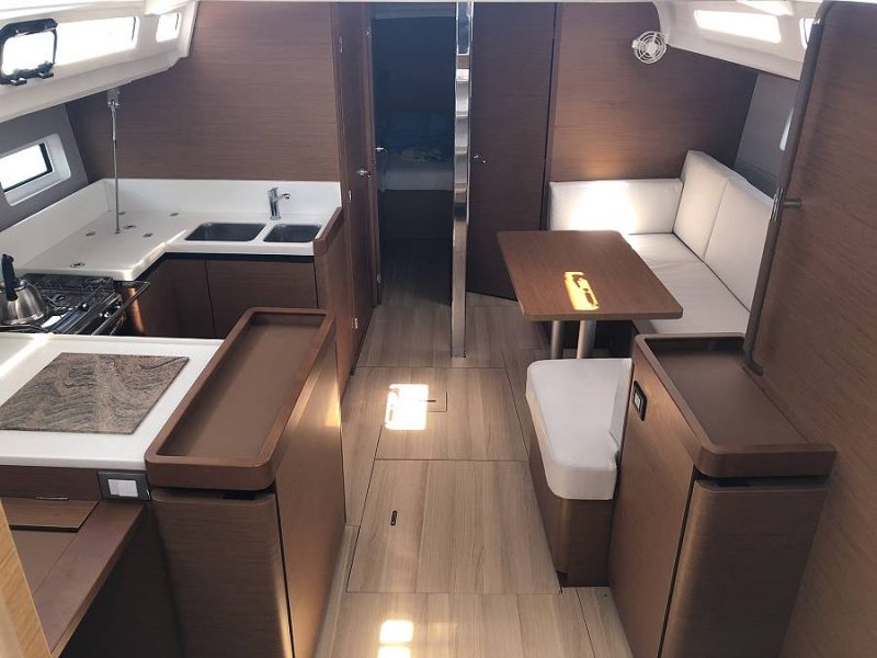 Jedrenje u Grckoj. Jedrilica Jeanneau Sun Odyssey 440 u Alimos marini.