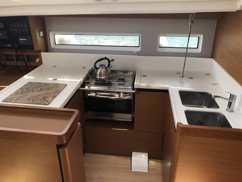 Jedrenje u Grckoj. Jedrilica Jeanneau Sun Odyssey 440 u Alimos marini.