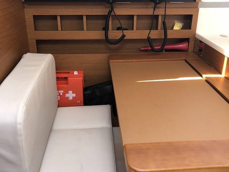 Jedrenje u Grckoj. Jedrilica Jeanneau Sun Odyssey 440 u Alimos marini.