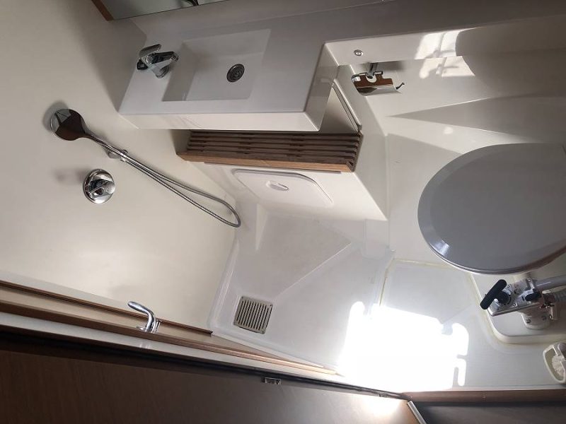 Jedrenje u Grckoj. Jedrilica Jeanneau Sun Odyssey 440 u Alimos marini.