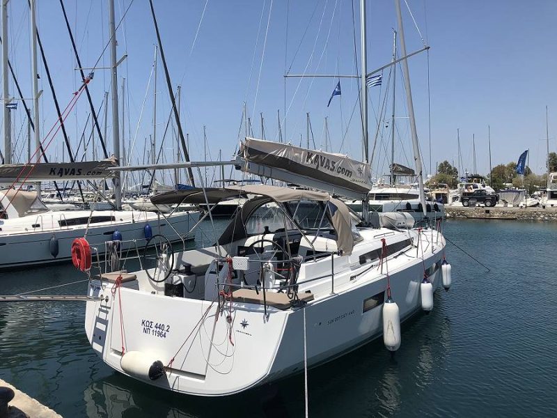 Jedrenje u Grckoj. Jedrilica Jeanneau Sun Odyssey 440 u Alimos marini.
