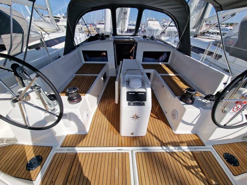Jeanneau Sun Odyssey 440 jedrilica vezana u Biogradu. Jedrenje u Hrvatskoj.