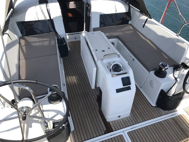 Jedrenje u Grckoj. Jedrilica Jeanneau Sun Odyssey 440 u Alimos marini.