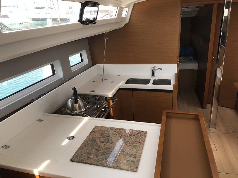 Jedrenje u Grckoj. Jedrilica Jeanneau Sun Odyssey 440 u Alimos marini.