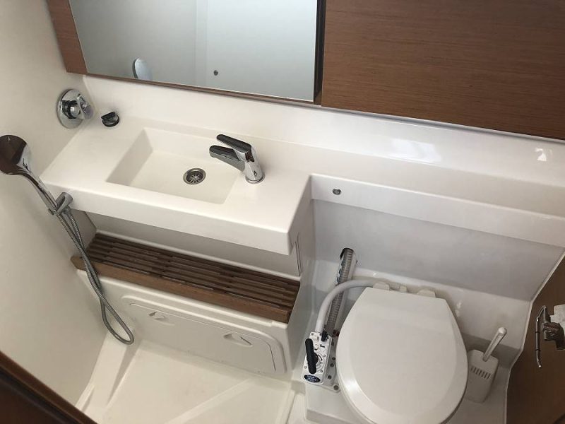 Jedrenje u Grckoj. Jedrilica Jeanneau Sun Odyssey 440 u Alimos marini.