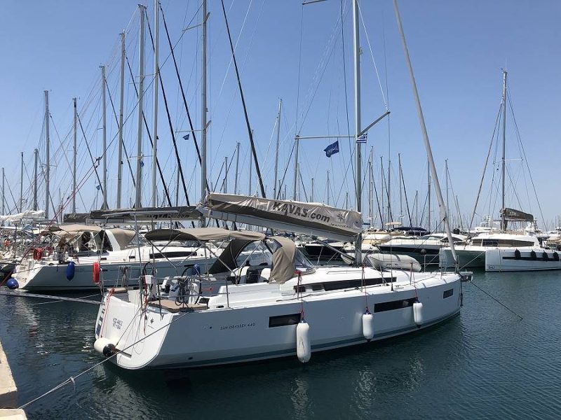 Jedrenje u Grckoj. Jedrilica Jeanneau Sun Odyssey 440 u Alimos marini.
