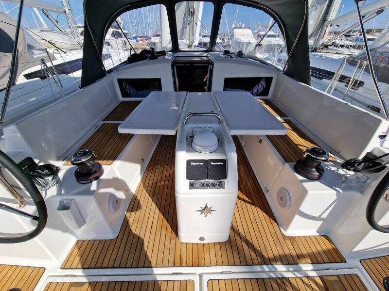 Jeanneau Sun Odyssey 440 jedrilica vezana u Biogradu. Jedrenje u Hrvatskoj.
