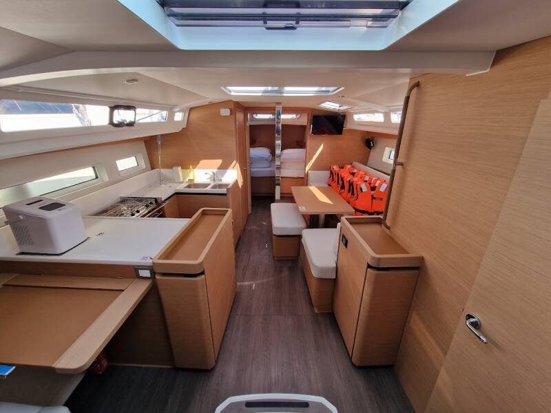 Jeanneau Sun Odyssey 440 jedrilica vezana u Biogradu. Jedrenje u Hrvatskoj.