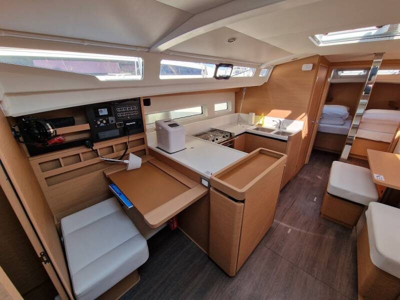 Jeanneau Sun Odyssey 440 jedrilica vezana u Biogradu. Jedrenje u Hrvatskoj.