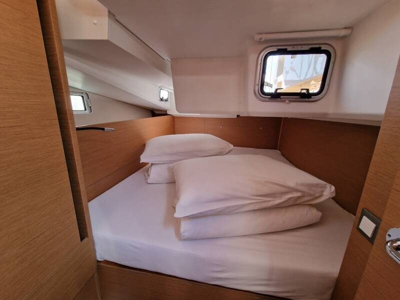 Jeanneau Sun Odyssey 440 jedrilica vezana u Biogradu. Jedrenje u Hrvatskoj.