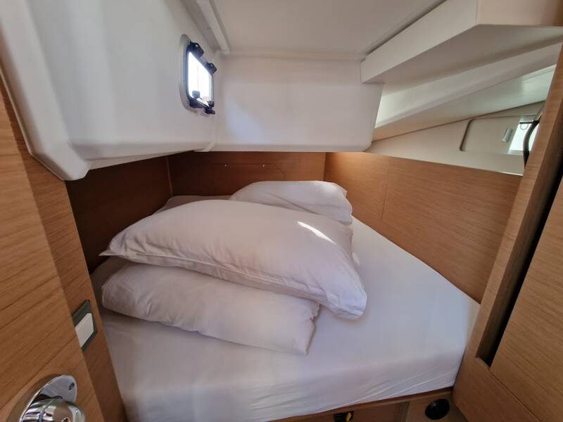 Jeanneau Sun Odyssey 440 jedrilica vezana u Biogradu. Jedrenje u Hrvatskoj.
