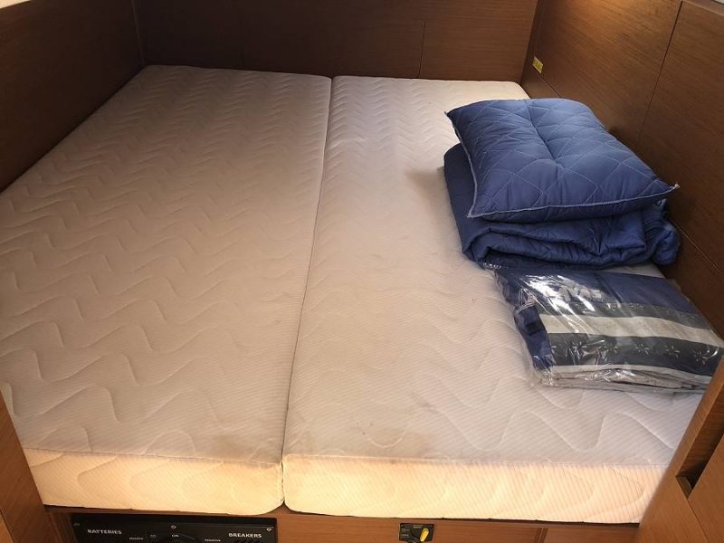 Jedrenje u Grckoj. Jedrilica Jeanneau Sun Odyssey 440 u Alimos marini.