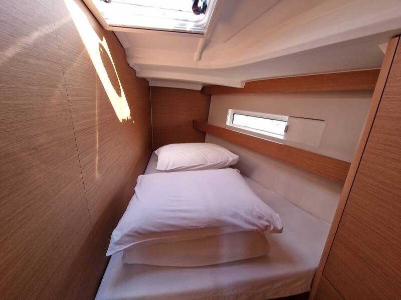 Jeanneau Sun Odyssey 440 jedrilica vezana u Biogradu. Jedrenje u Hrvatskoj.