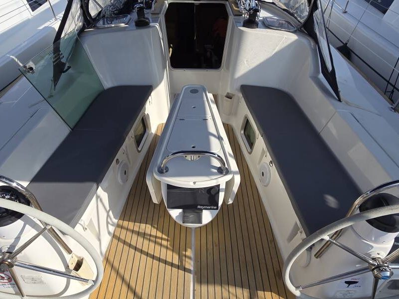 Jedrenje Hrvatska. Jedrilica Jeanneau Sun Odyssey 42i je vezana u Biogradu.