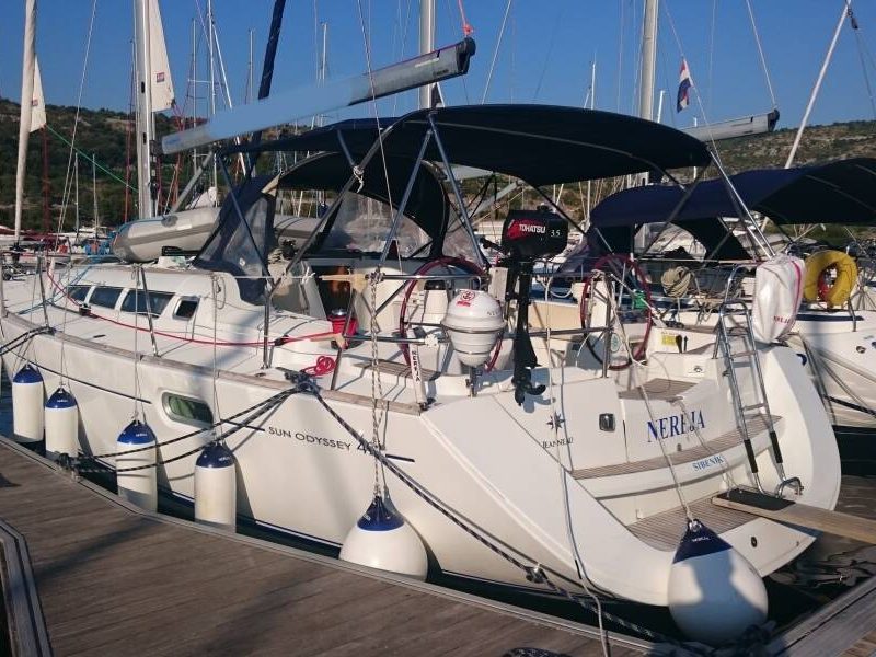 Jedrenje Hrvatska. Jedrilica Jeanneau Sun Odyssey 42i je vezana u Biogradu.