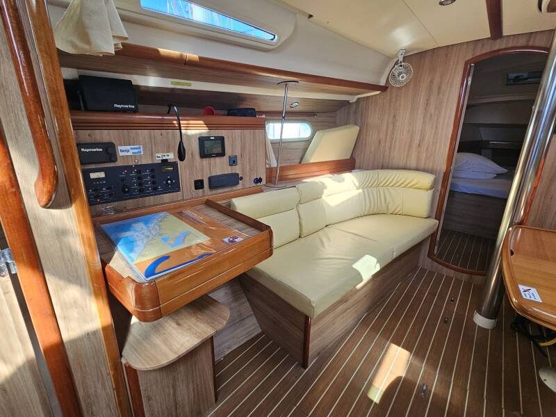 Jedrenje Hrvatska. Jedrilica Jeanneau Sun Odyssey 42i je vezana u Biogradu.