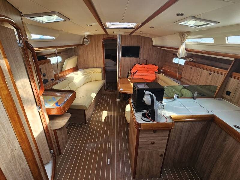 Jedrenje Hrvatska. Jedrilica Jeanneau Sun Odyssey 42i je vezana u Biogradu.