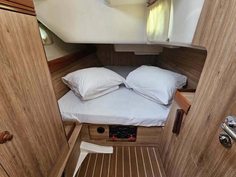 Jedrenje Hrvatska. Jedrilica Jeanneau Sun Odyssey 42i je vezana u Biogradu.