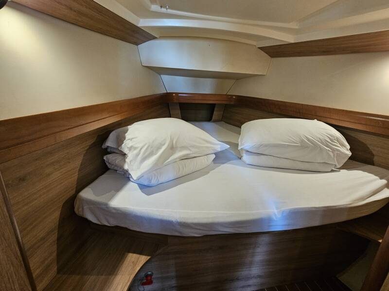 Jedrenje Hrvatska. Jedrilica Jeanneau Sun Odyssey 42i je vezana u Biogradu.