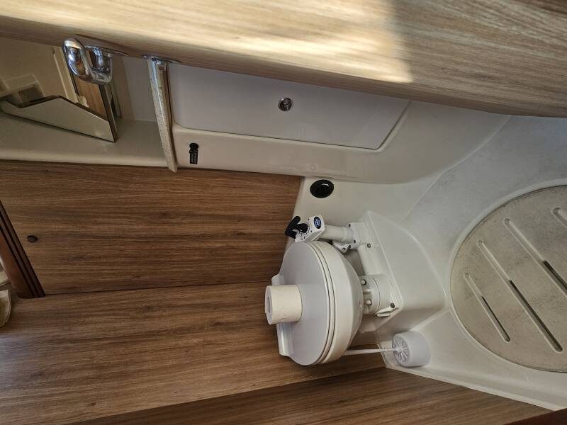 Jedrenje Hrvatska. Jedrilica Jeanneau Sun Odyssey 42i je vezana u Biogradu.