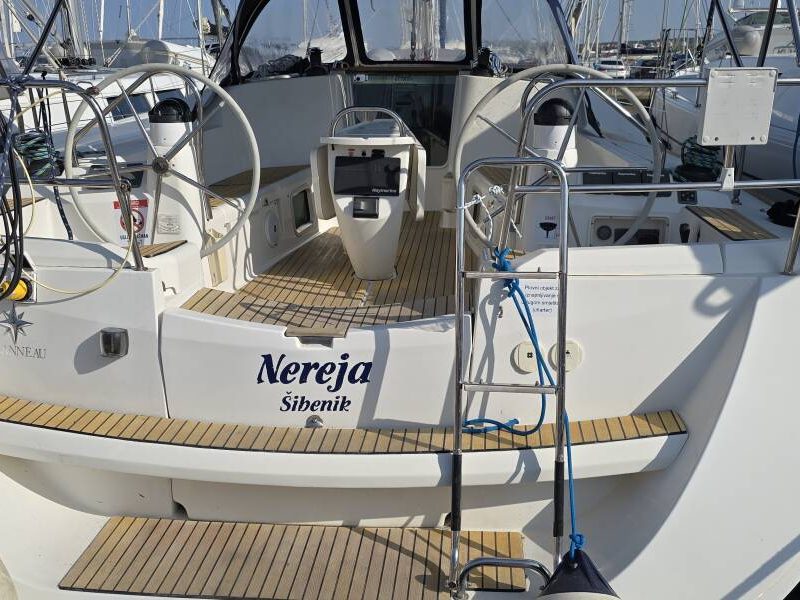 Jedrenje Hrvatska. Jedrilica Jeanneau Sun Odyssey 42i je vezana u Biogradu.
