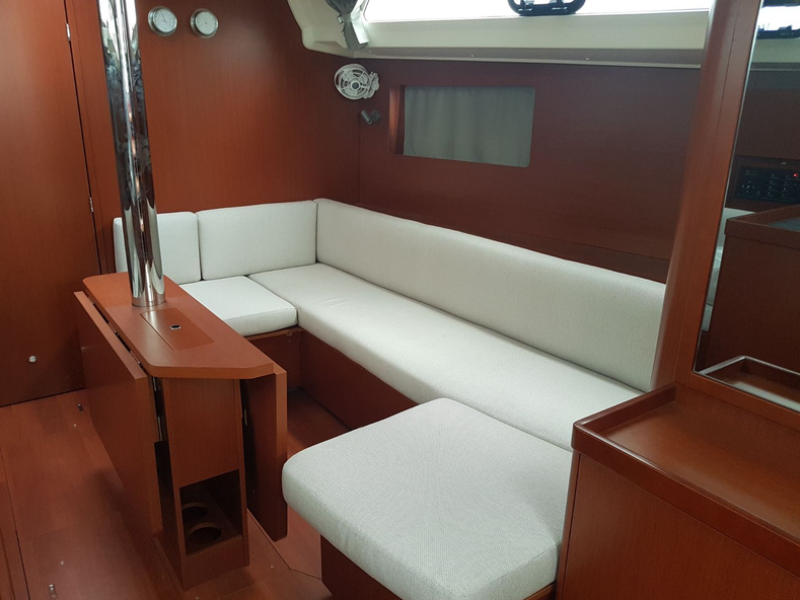 Jedrenje u Tirenskom moru jedrilicom Beneteau Oceanis 41,1