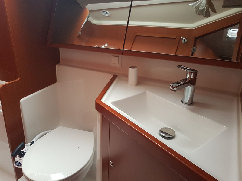 Jedrenje u Tirenskom moru jedrilicom Beneteau Oceanis 41,1