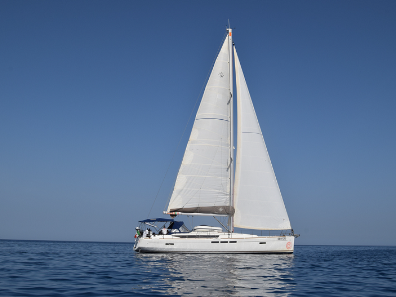 Jedrenje Sardinija jedrilica Jeanneau Sun Odyssey 519