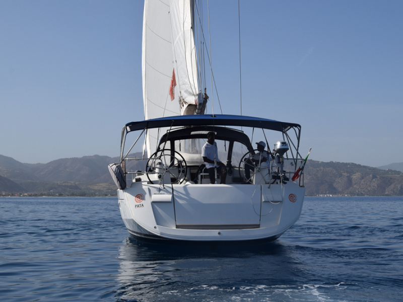 Jedrenje Sardinija jedrilica Jeanneau Sun Odyssey 519