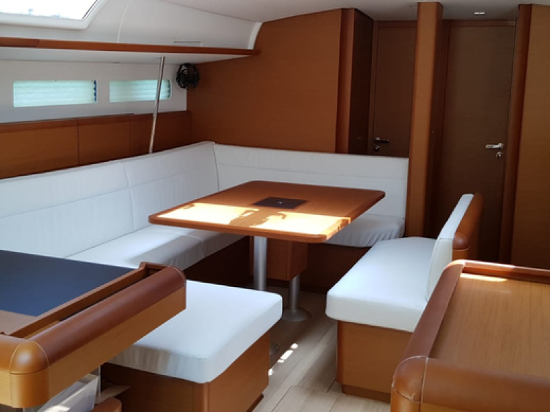 Jedrenje Sardinija jedrilica Jeanneau Sun Odyssey 519