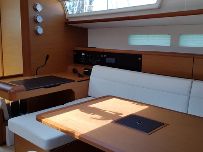 Jedrenje Sardinija jedrilica Jeanneau Sun Odyssey 519