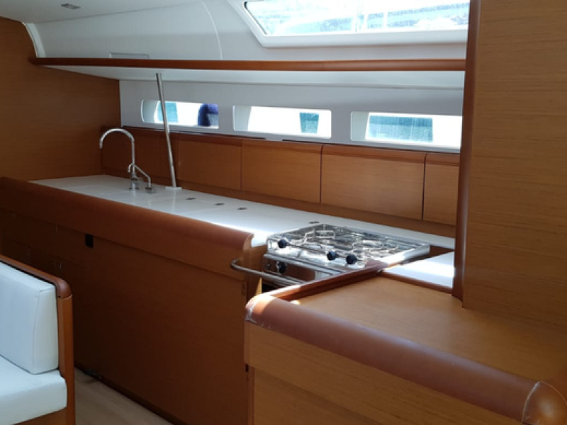 Jedrenje Sardinija jedrilica Jeanneau Sun Odyssey 519