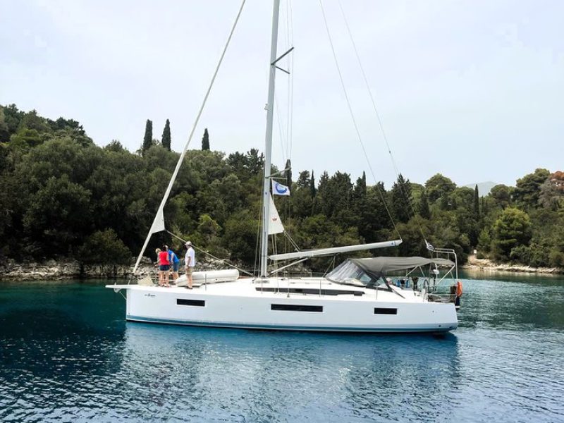 Jedrenje U Grckoj. Jeanneau Sun Odyssey 44 jedrilica na Lefkadi.