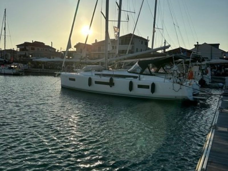 Jedrenje U Grckoj. Jeanneau Sun Odyssey 44 jedrilica na Lefkadi.