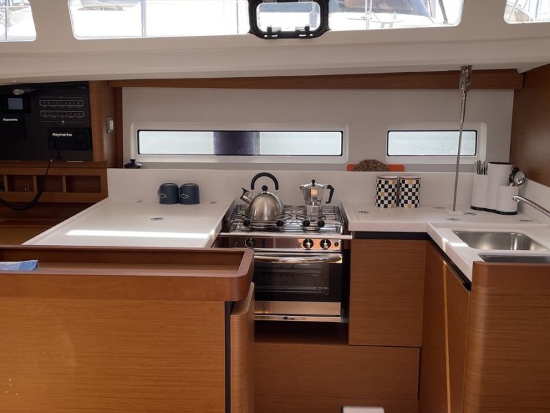 Jedrenje U Grckoj. Jeanneau Sun Odyssey 44 jedrilica na Lefkadi.