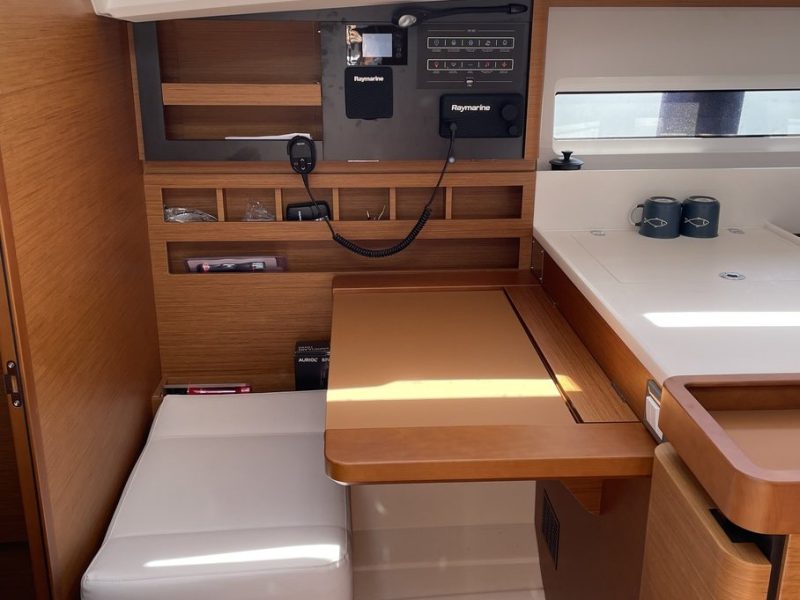 Jedrenje U Grckoj. Jeanneau Sun Odyssey 44 jedrilica na Lefkadi.