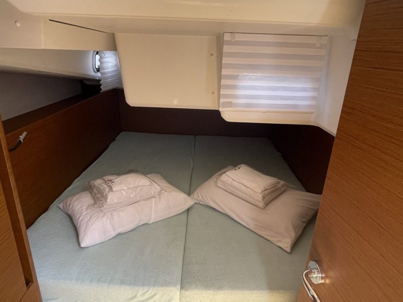 Jedrenje U Grckoj. Jeanneau Sun Odyssey 44 jedrilica na Lefkadi.