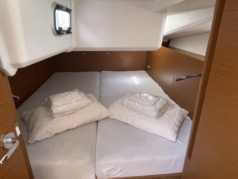 Jedrenje U Grckoj. Jeanneau Sun Odyssey 44 jedrilica na Lefkadi.