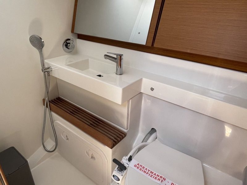 Jedrenje U Grckoj. Jeanneau Sun Odyssey 44 jedrilica na Lefkadi.